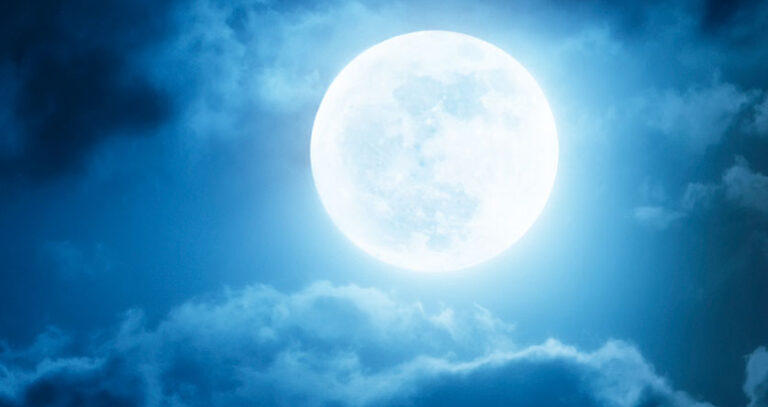 Dreaming Of A Full Moon (Mysterious Meanings!)